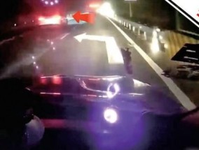 汽车高速公路上刹车失灵 交警协助司机紧急停车