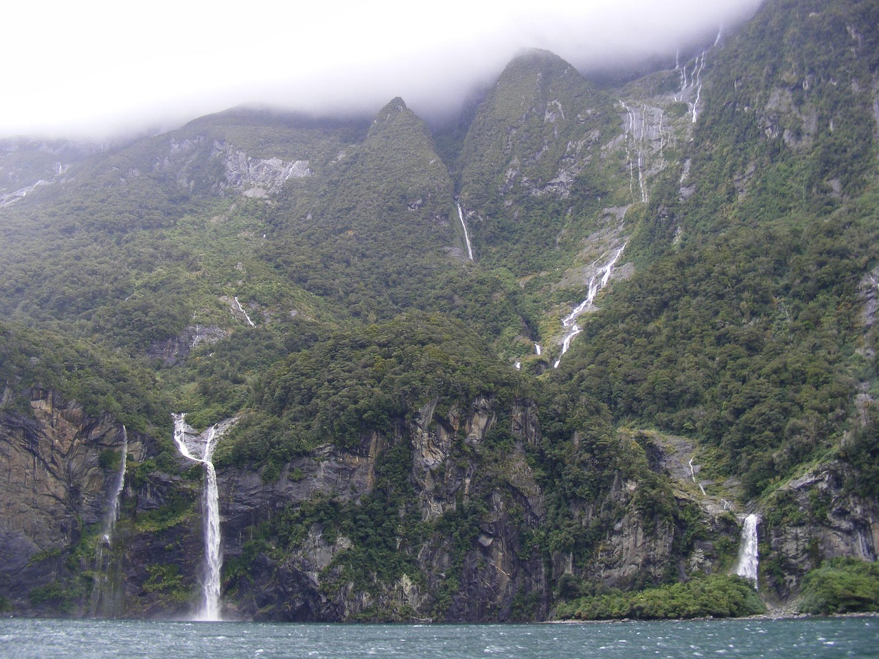 张家界旅游攻略，揭秘哪些景点必去，避免四大坑点，至少省下30%花费！