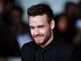 伤心欲绝的Liam Payne粉丝聚集在阿根廷酒店外，向1D明星致敬