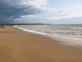 海滨小镇有数英里的金色沙滩和鲜为人知的景点，非常适合家庭